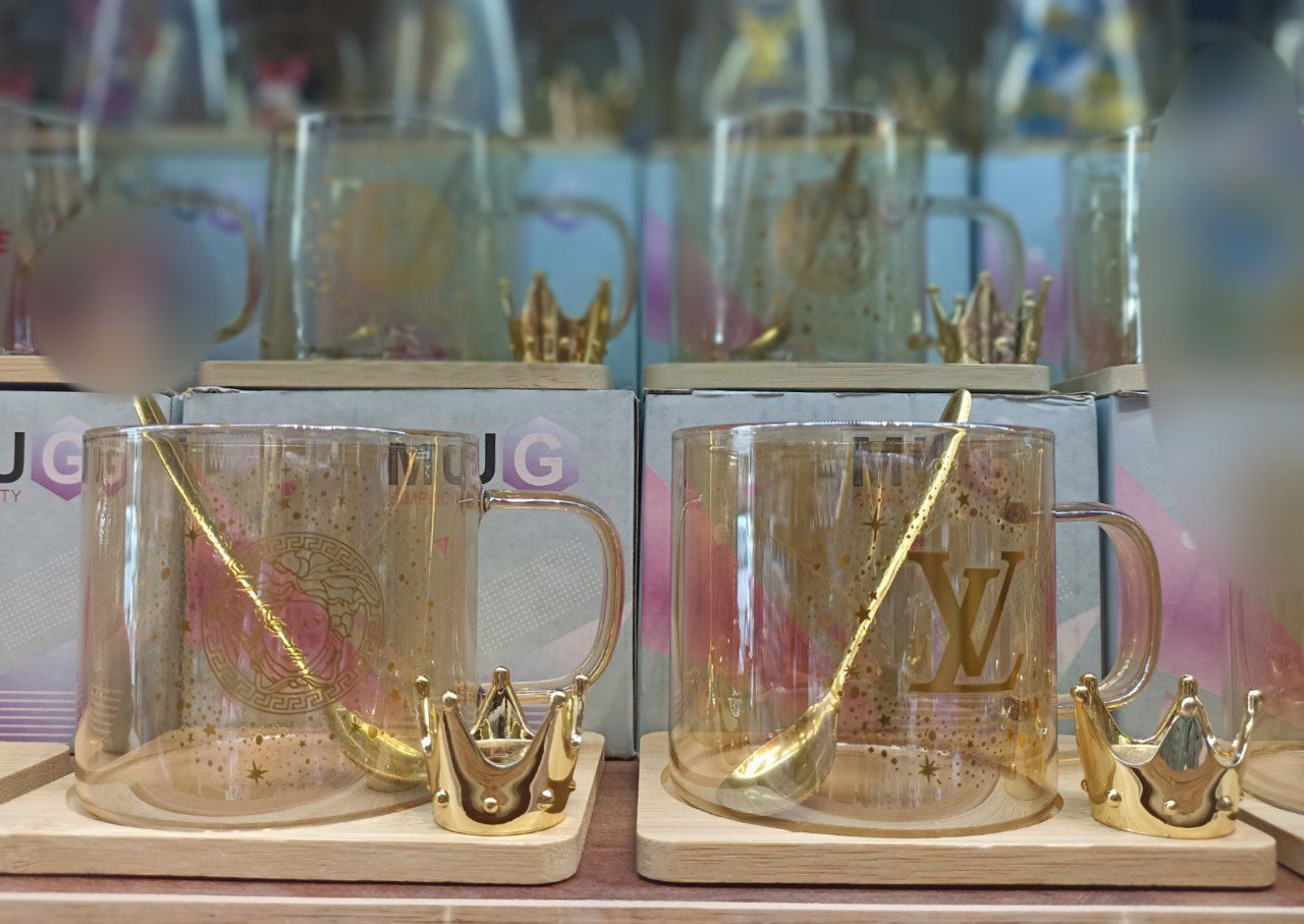 فنجان شیشه ای زیر چوبی با قاشق و تاج