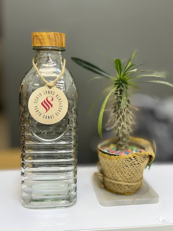 بطری لیون در چوبی بزرگ